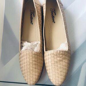 Trotters Women's Beige Woven Flats